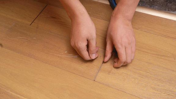木地板缝隙大如何处理最简单,无缝木地板两边缝隙过大怎么补救