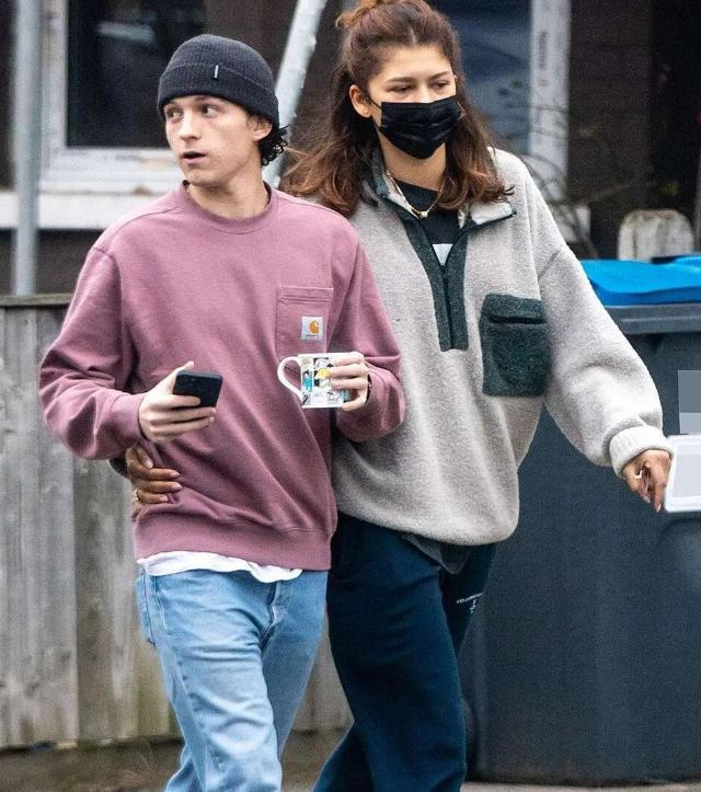 好莱坞顶流被讽脚臭，高跟鞋打脸，男神收割机把日子过成啥样了？