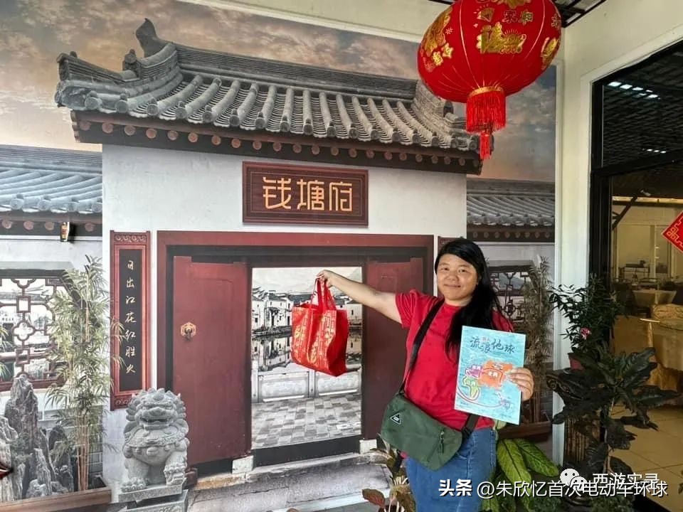 只带600就开车环绕地球一圈，还赚300万，回到亚洲又捡个华裔老婆