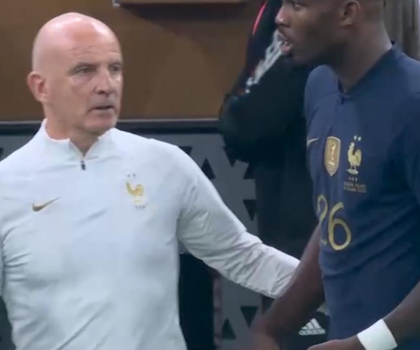 法国队加时赛发生1激烈争吵：德尚怒斥25岁弟子，助教劝架！