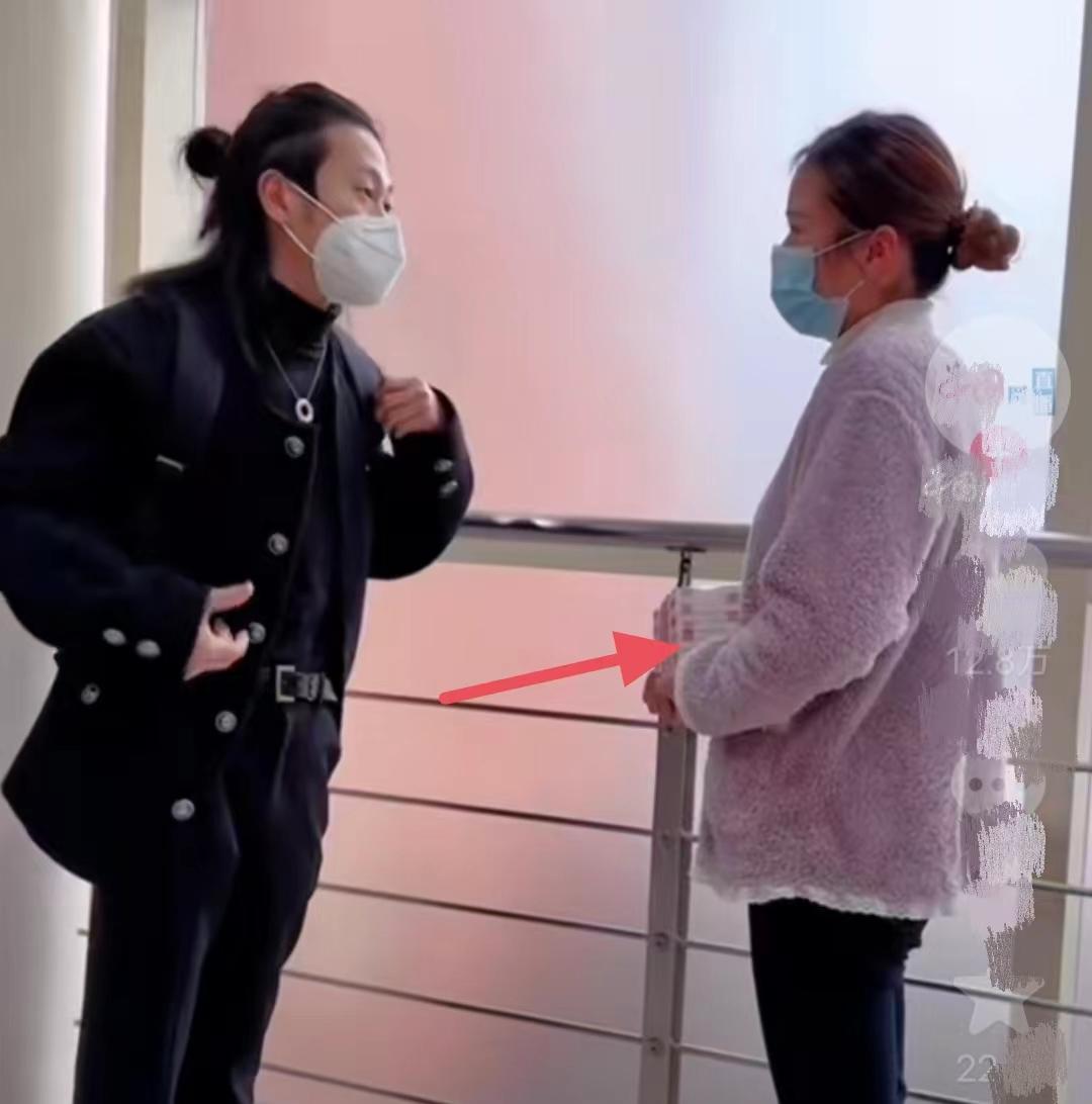 豆豆妈群管理员的发言看似是在帮她,其实是害了她,使她口碑暴跌