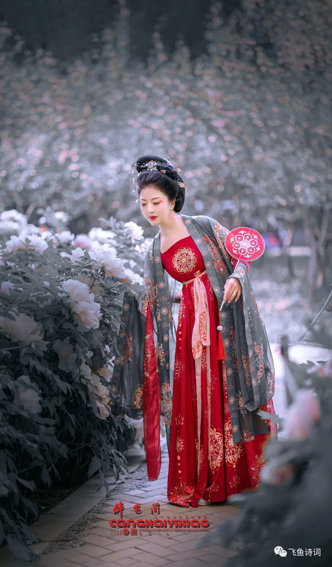 疏林多薄雾，芳草盼溪流