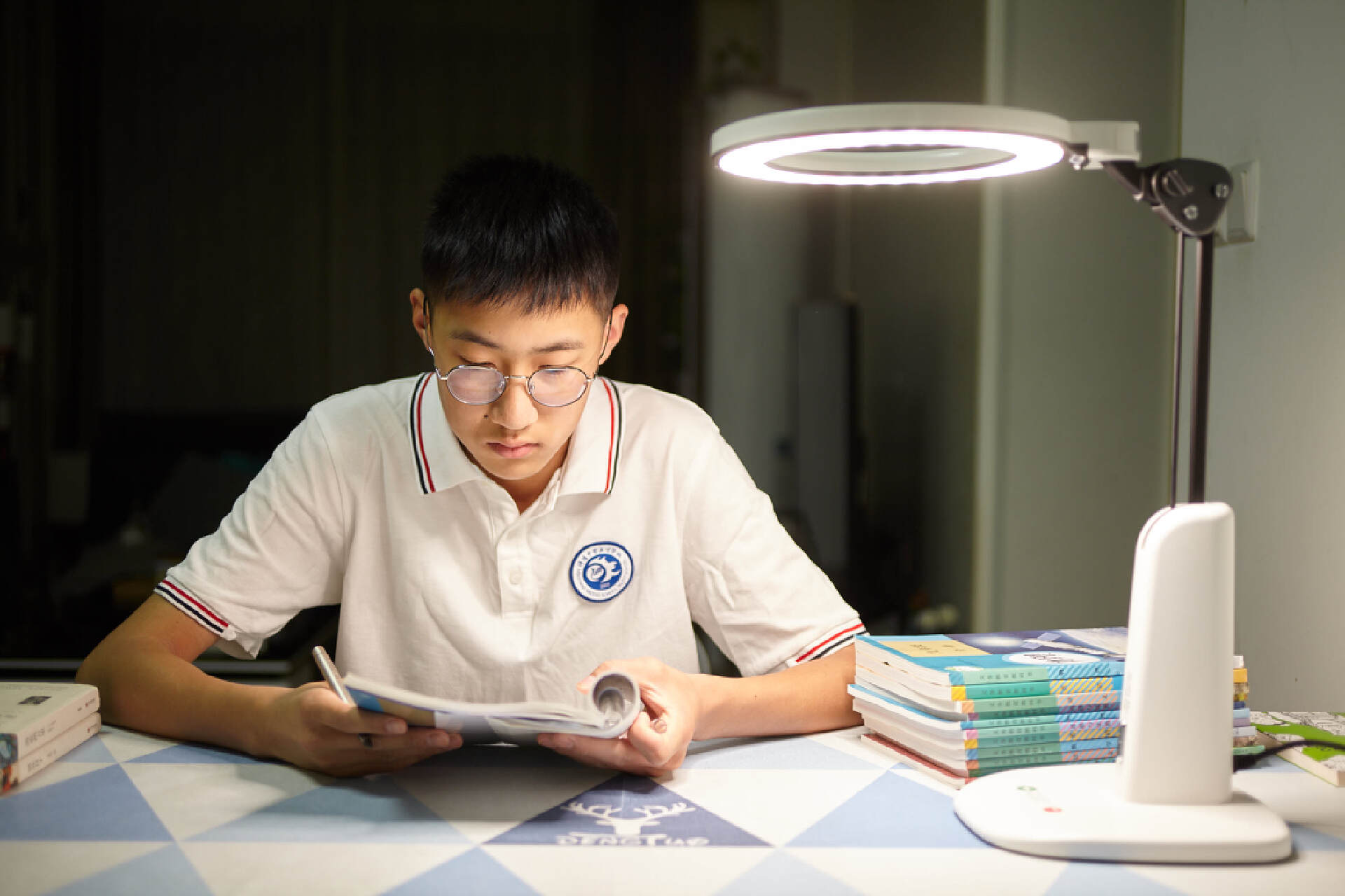 爱德华护眼灯真的有用吗,爱德华红光护眼灯对眼睛有伤害吗