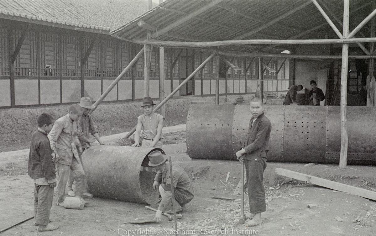 30张真实又罕见的老照片，阴毛假发工作者，我怀疑他用错地方了