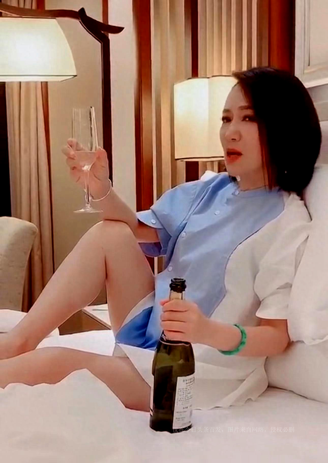 47岁周艳泓再惹争议躺床上举酒瓶喝酒唱歌，下衣失踪露白嫩美腿