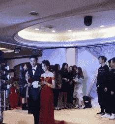 突然冒出一片气泡,突然冒了小小的水泡泡