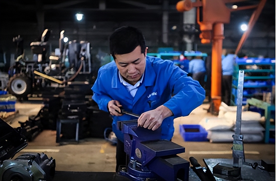 中国高级技工缺2200多万，本科生毕业没工作，技校招生却无人问津