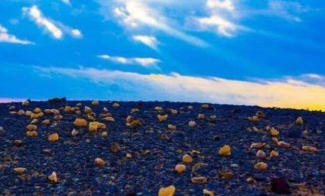 内蒙古遍地半透明石头,内蒙古发现玛瑙