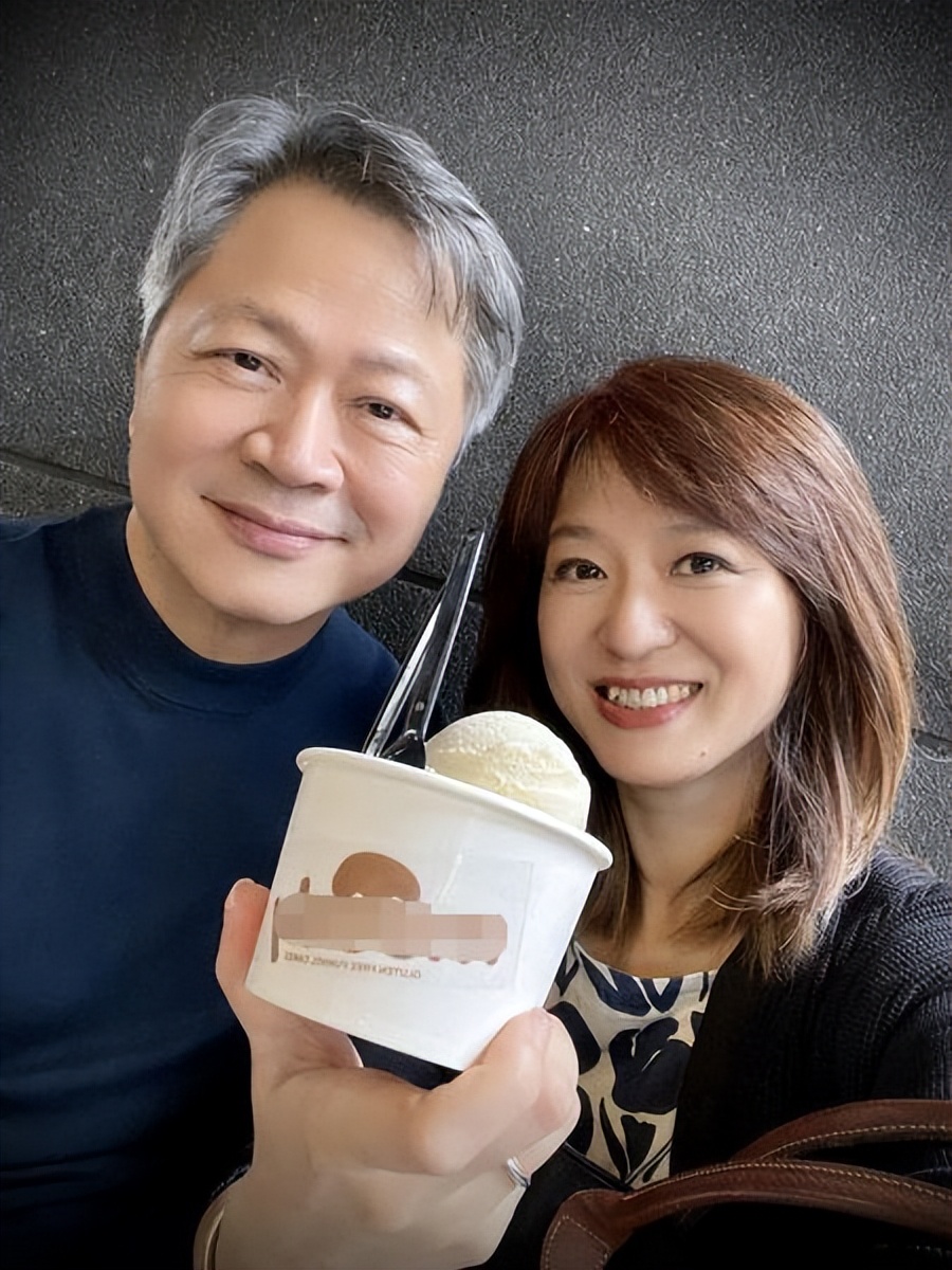 新闻美女主播官宣二婚！一身红裙嫁64岁教授，甜撒狗粮难掩幸福