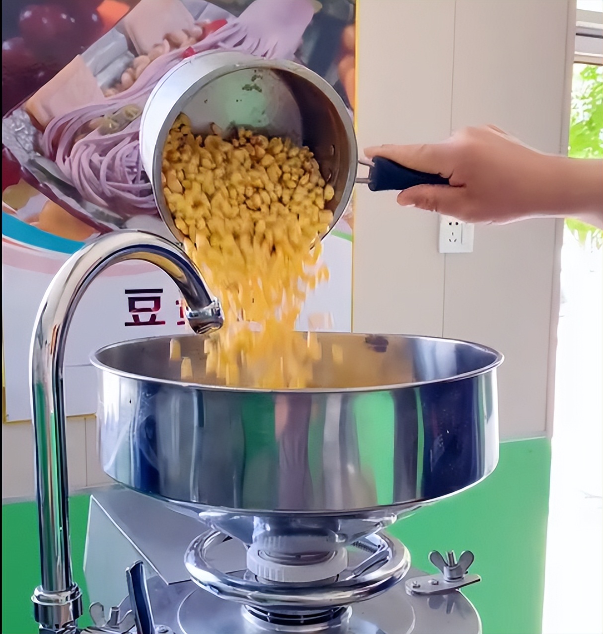 一台豆腐机100斤豆子一人操作,全自动豆腐机一小时能出多少豆腐