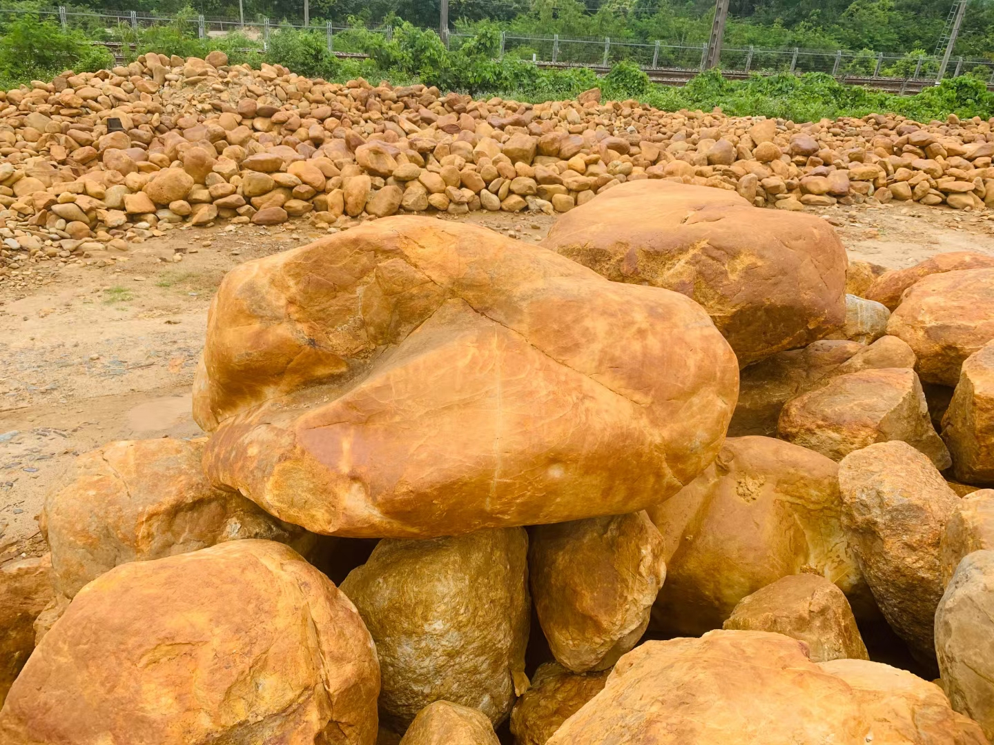 透明的黄蜡石价值多少钱一克,黄蜡石的价值分地区吗