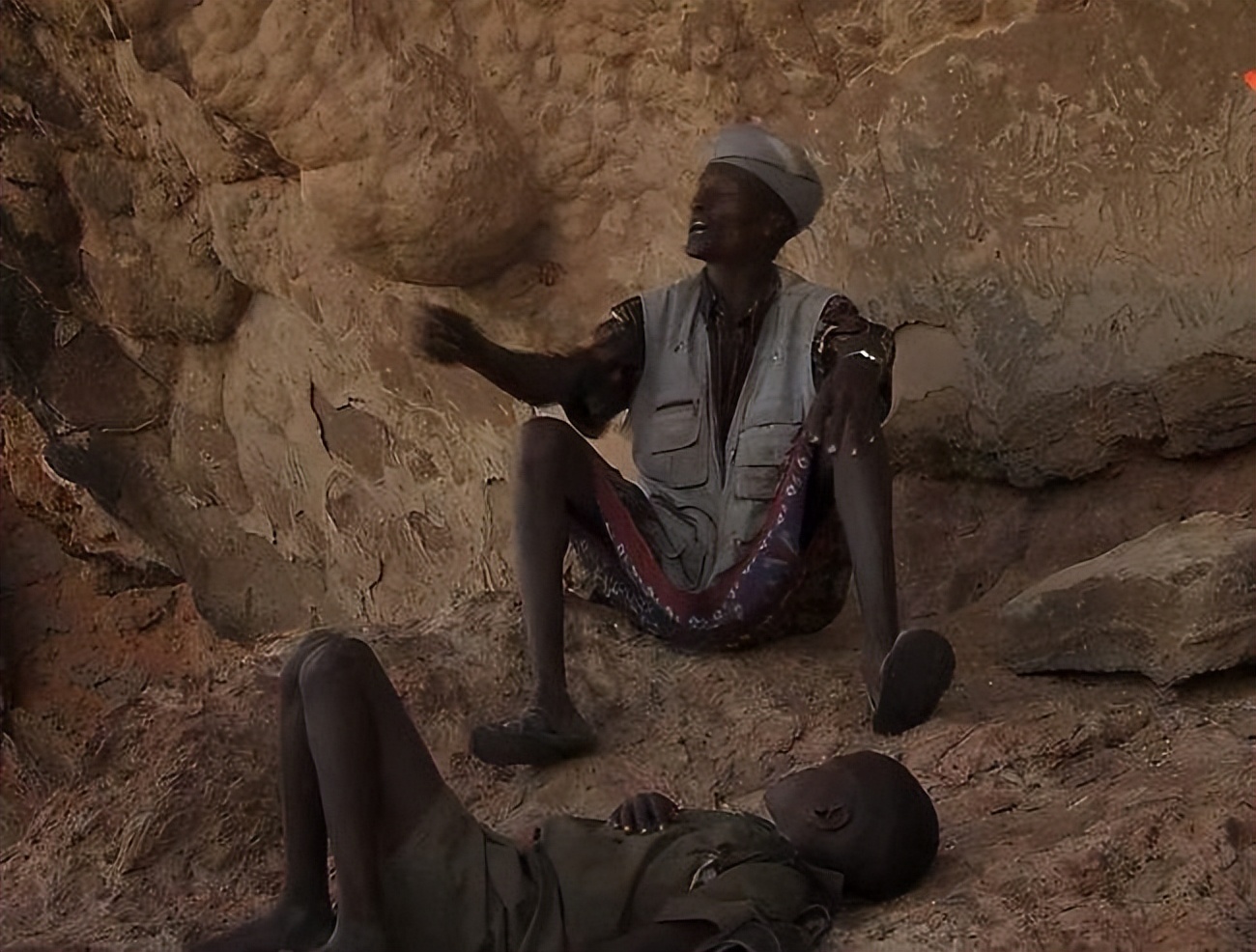 日薪60元的非洲采盐人，用命换钱，几年时间皮肤溃烂、耳聋失明