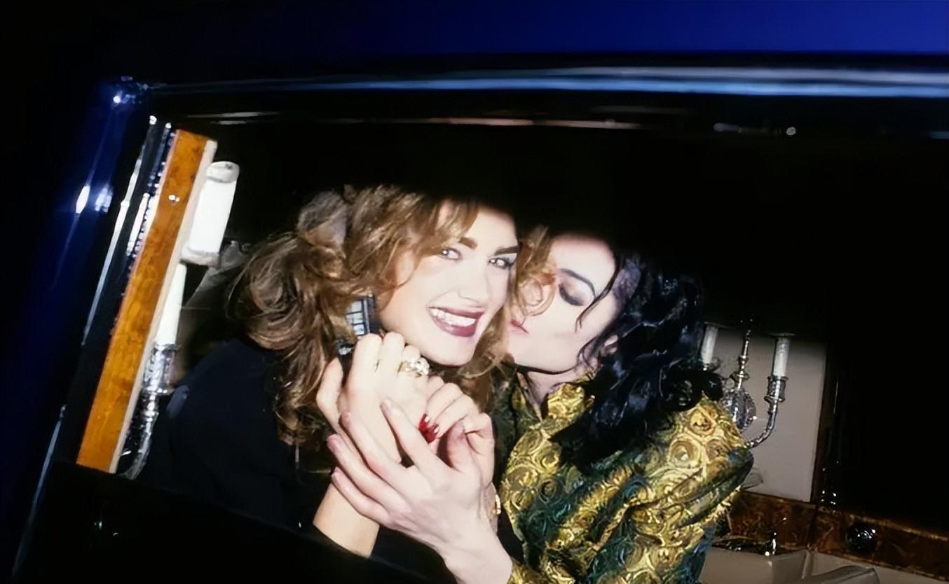 10岁她赤身露体，20岁又声称自己还是处女，“美国舒淇”裸照丑闻