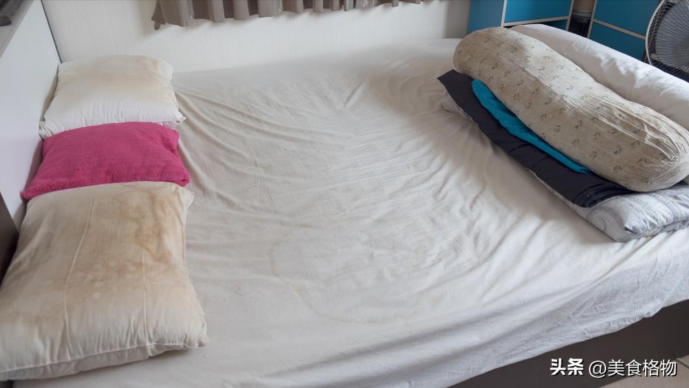 枕头不管多脏多黄只用一招就行,不管枕芯有多黄
