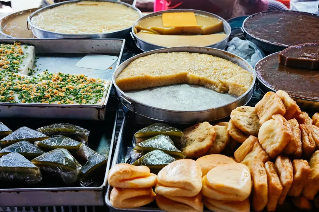 早餐烤乳猪，海鲜论盆卖？这座海岛小城舒坦得有点离谱了