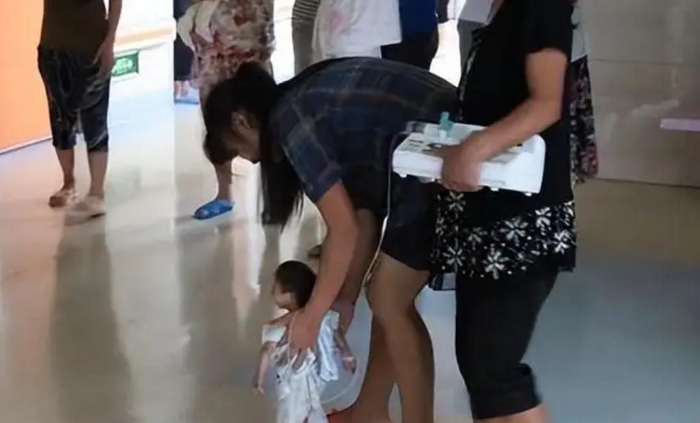 2009年，湖南妈妈生下2斤重特殊女儿，叫出租车被拒载：坐不下