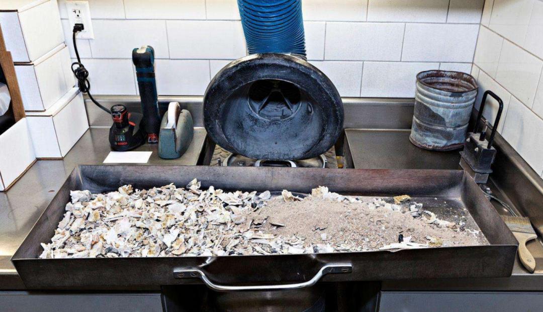 人死后的骨灰可以分几份存放吗,骨灰下葬多年后会变成什么