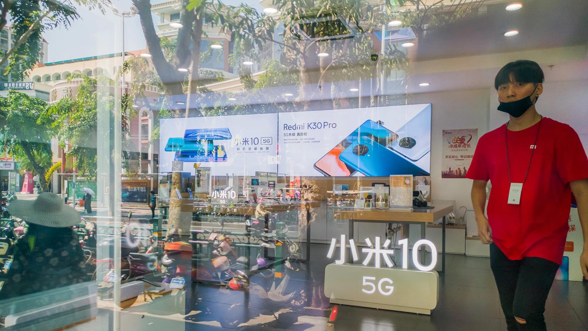 老巷的橱窗,橱窗里的街景