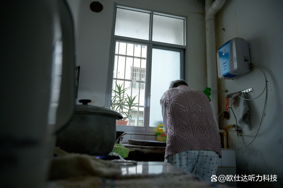 戴助听器耳朵痒是怎么回事,戴助听器感觉耳朵堵是什么原因