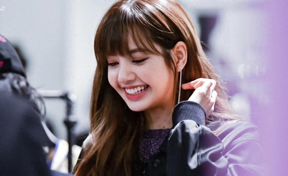 近乎全裸？疑疯马秀员工晒内部视频，Lisa表情享受尽情*舞艳**！