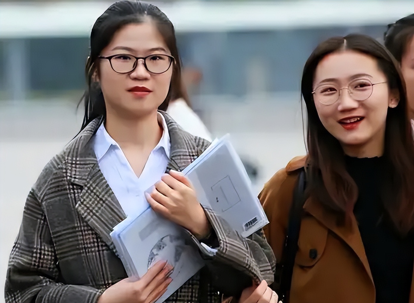 自称4年赚100万的大学生被扒，家庭情况不简单，原来还是资源咖