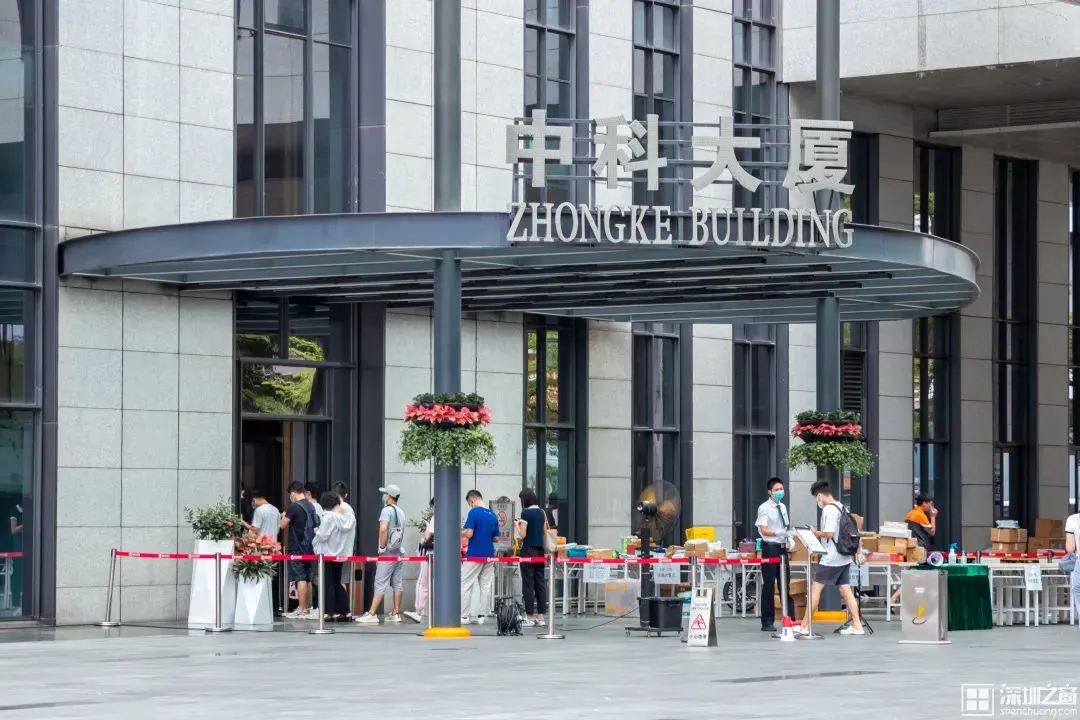 深圳人花式加班：酒吧里做方案、旅行时码PPT、除夕夜写报告……