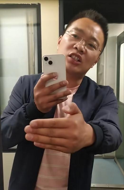 男子买硬座进卧铺教训乘务员,男子占卧铺反教育乘务员后续