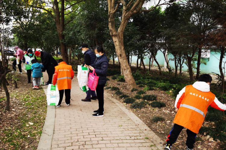 猜灯谜赢花灯趣味闹元宵,元宵节当然少不了做花灯猜灯谜