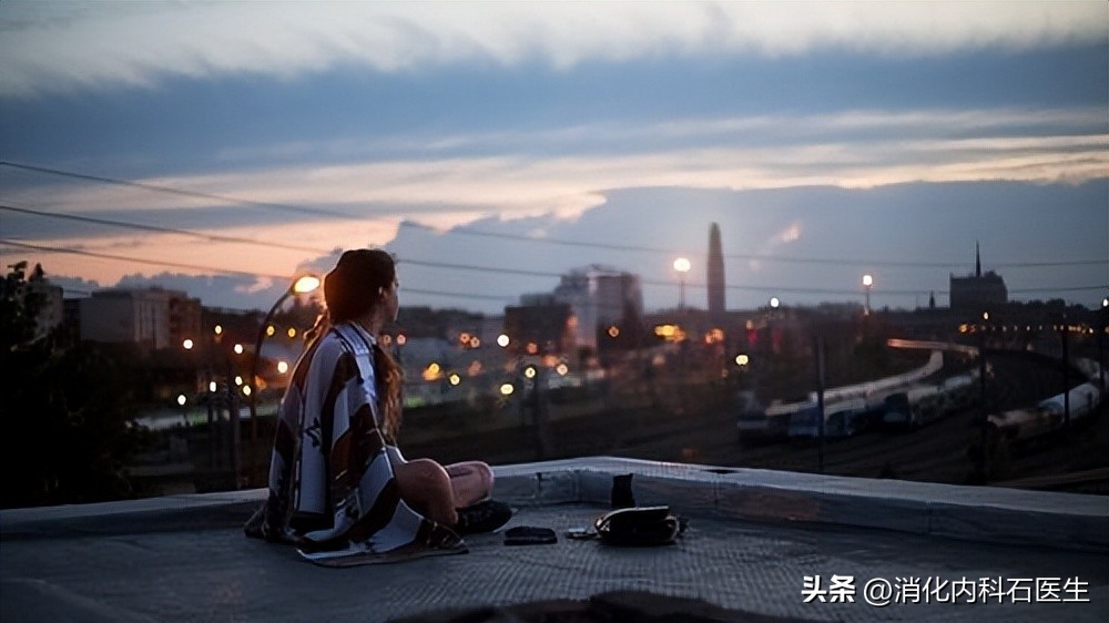 女子新婚之夜舌头出血，影响生活，确诊后女子绝望地走到了19楼顶