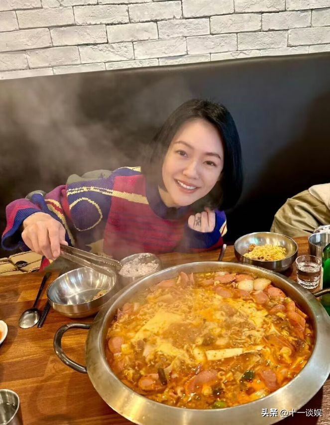 韩国街头偶遇小S，44岁穿高中校服坐旋转木马，被网友吐槽装嫩