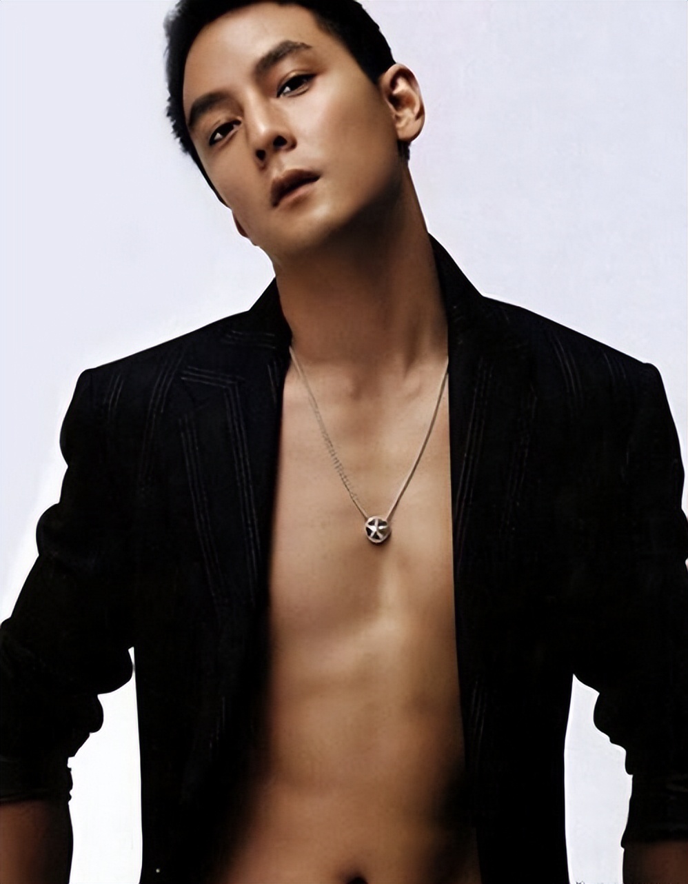 昔日男神吴彦祖为何变油腻大叔,44岁的吴彦祖风采不减当年