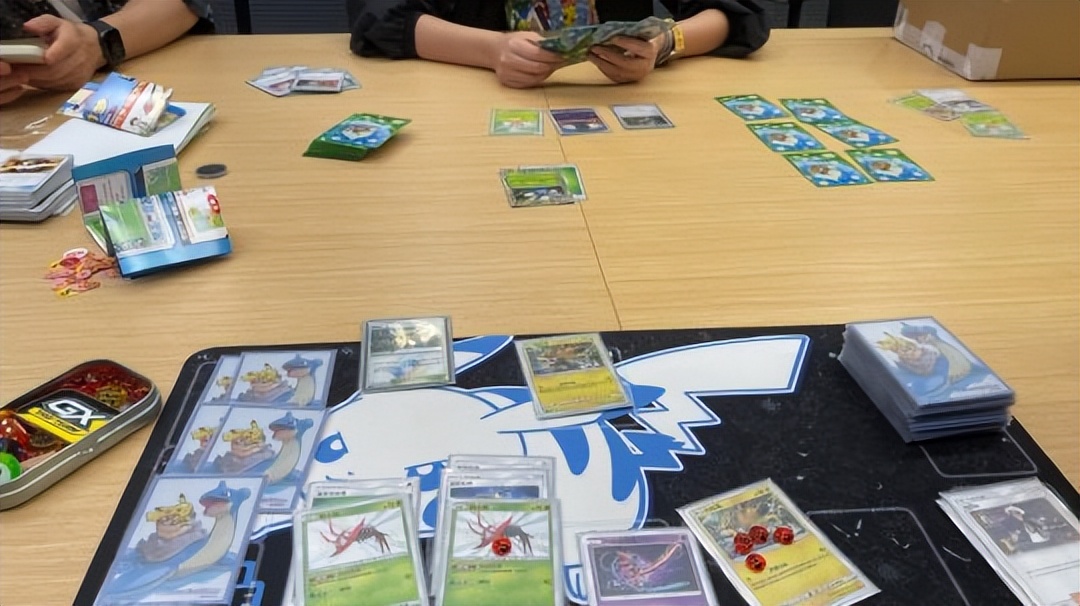 没有感情只有利益！跟小学生抢货的宝可梦黄牛们，被骑脸嘲讽了