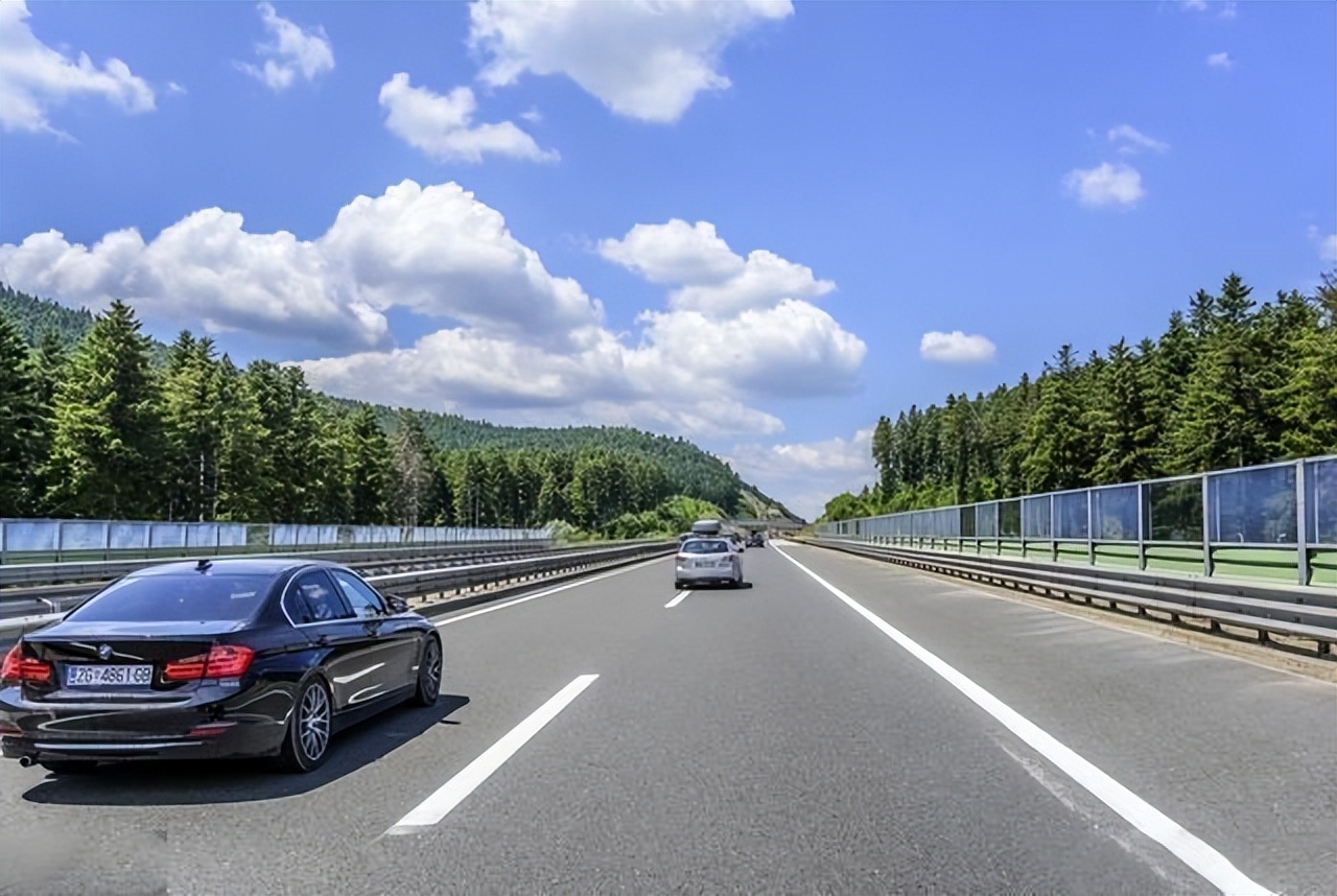 上了高速才发现，1.8L跟1.6T差距明显！买车你会选择哪种发动机？