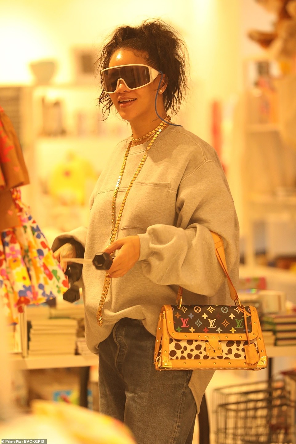 蕾哈娜挺孕肚现身奥斯卡红毯 (蕾哈娜孕肚新照)