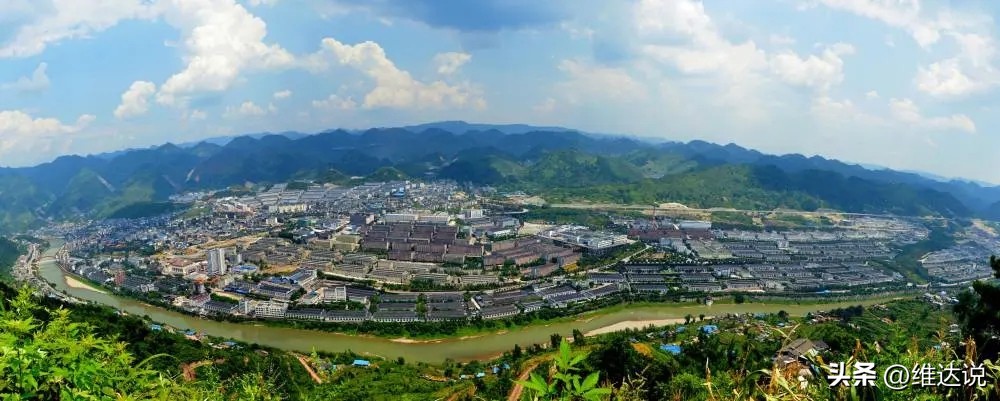 茅台镇是中国著名的酱香酒发源地,茅台镇第一大酒厂