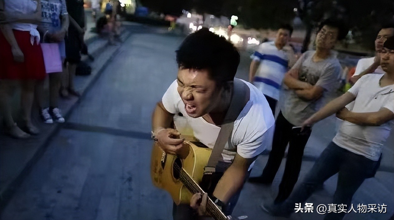 8090后的街头卖唱,13岁少年坚持7年陪父街头卖唱