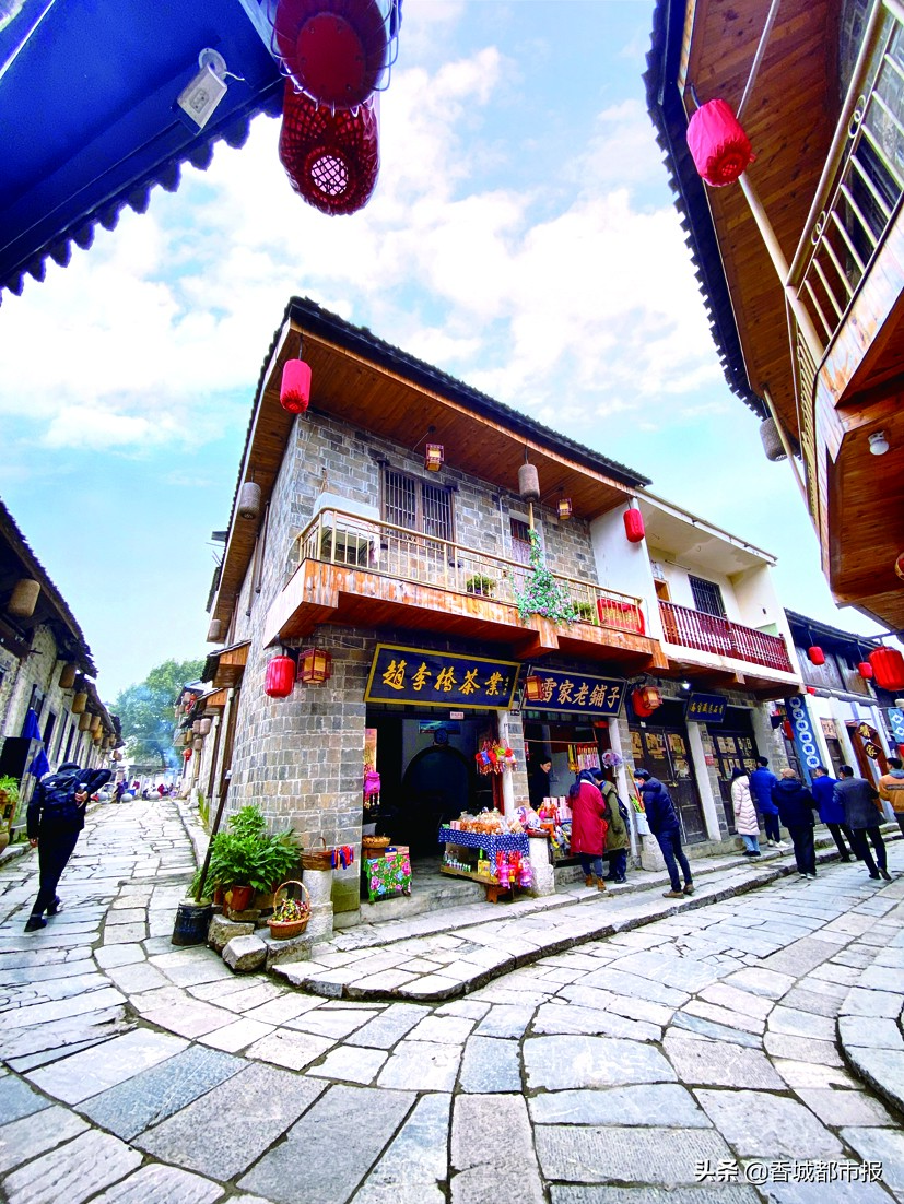 “弹吉他的简小姐”让更多的人爱上赤壁青砖茶