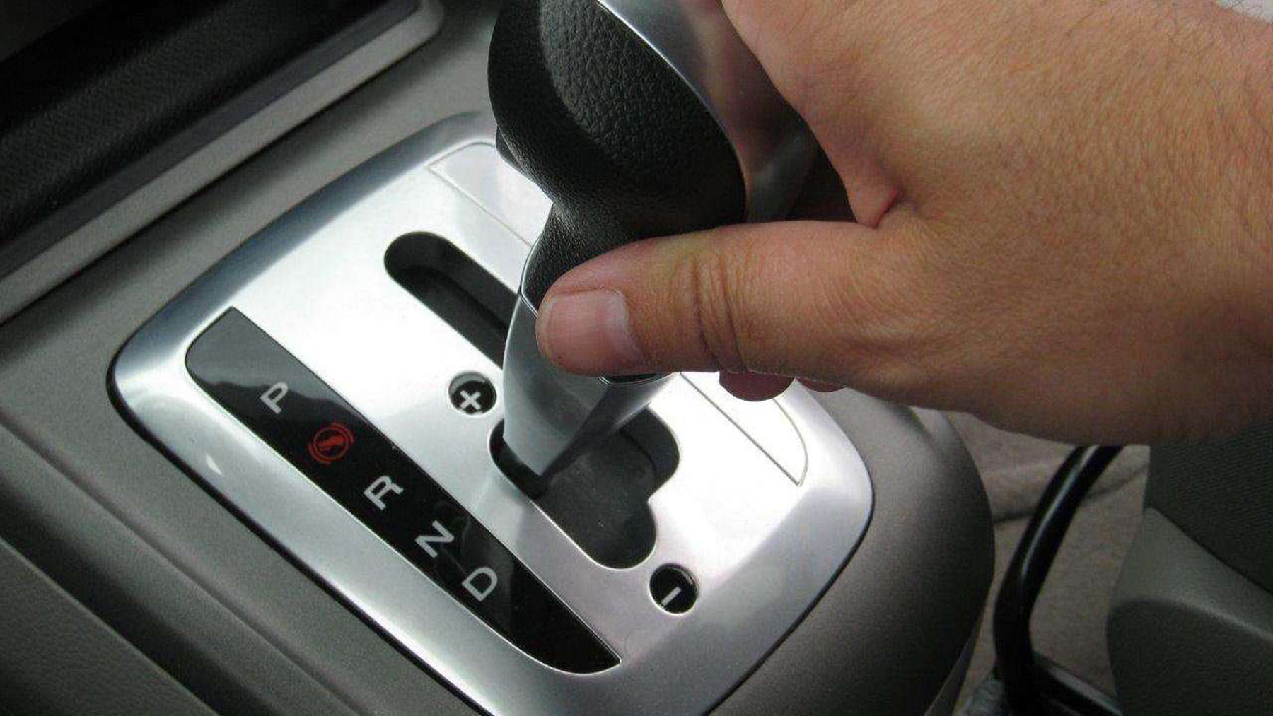 刹车失灵如何正确处理,刹车失灵的应对措施视频