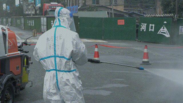 【疫情当前警察不退】一面*旗国**，一个人！50多天里，每天她只能跟街对面的家人挥挥手……