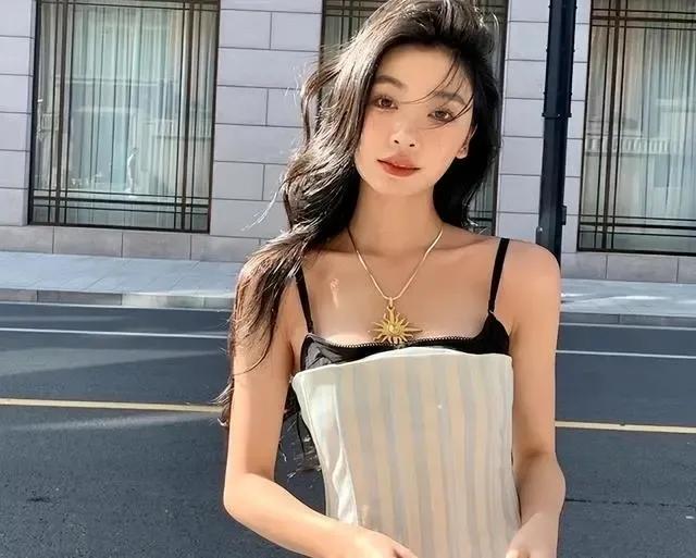 超模网红易梦玲也穿山寨，直接拉低GQ盛典档次，是真穷还是被骗？