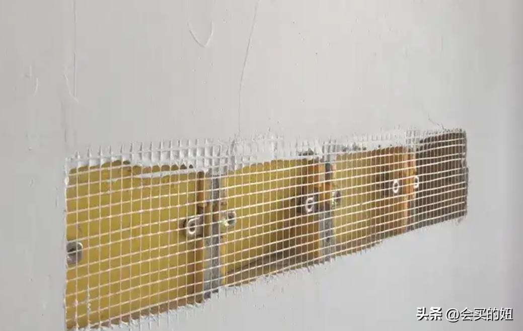 刮腻子怎么避免刷到玻璃上,刮腻子遇到坑怎么办