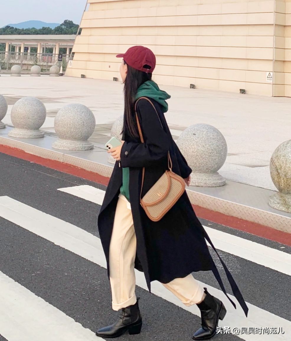 卫衣搭配外套的穿搭春款,矮个子初春风衣卫衣搭配