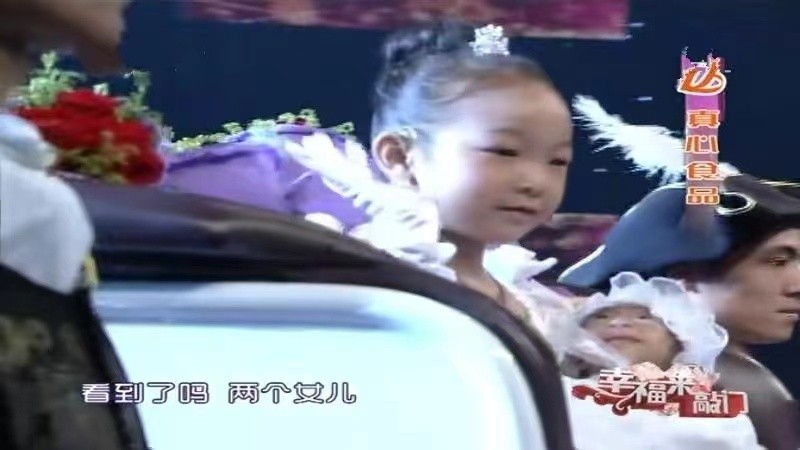 袖珍人梁小小刚刚出生的样子,袖珍女孩梁小小现在长大的样子