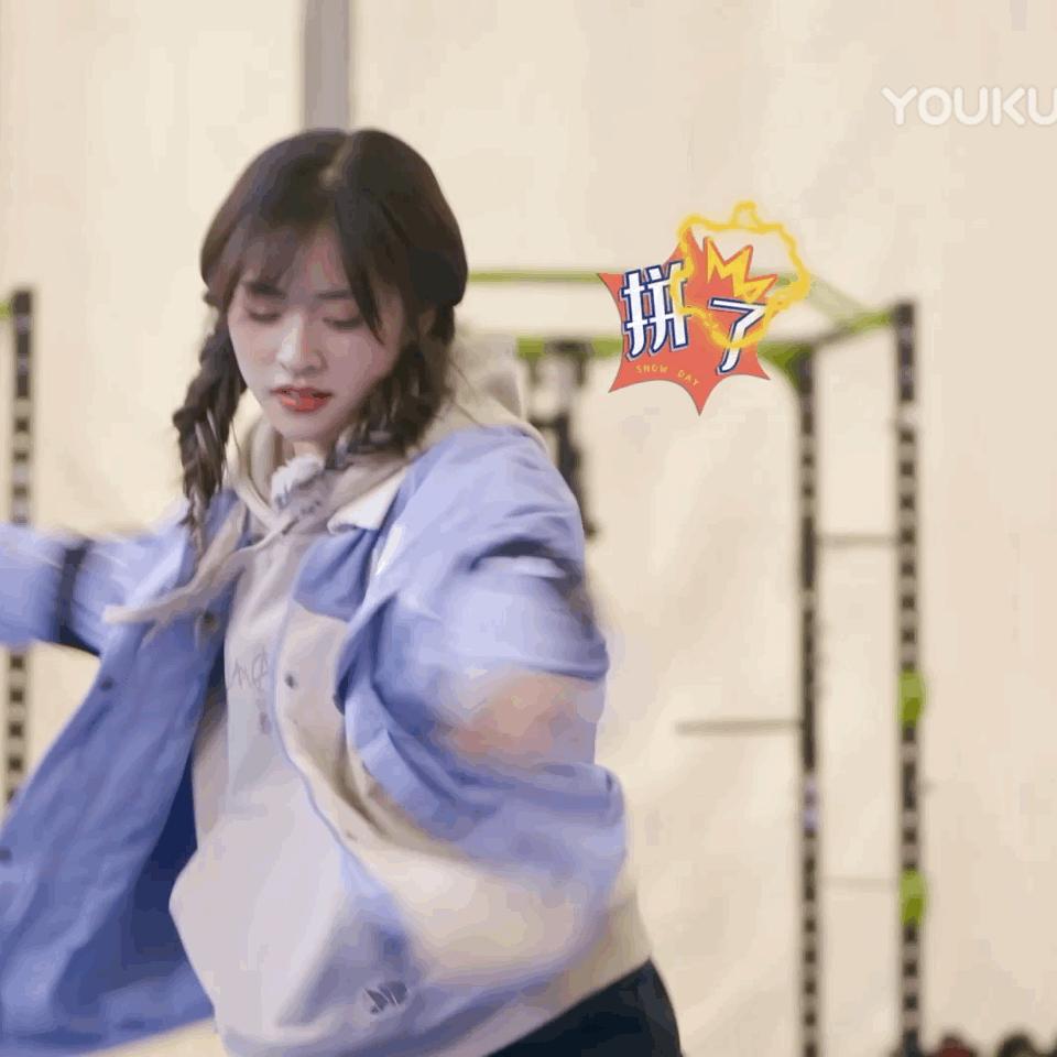 加绒卫衣单穿搭配长裙的穿法,有帽卫衣搭配无帽卫衣穿法