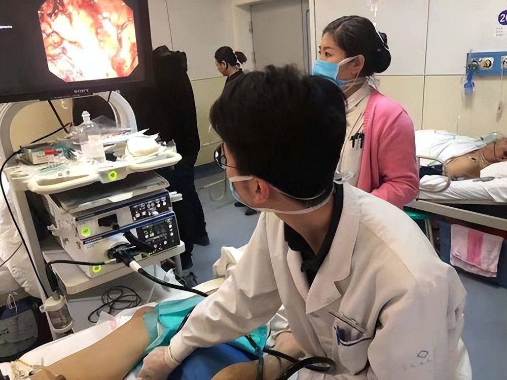 有男医生给女性做肠镜吗,做肠镜难为情吗