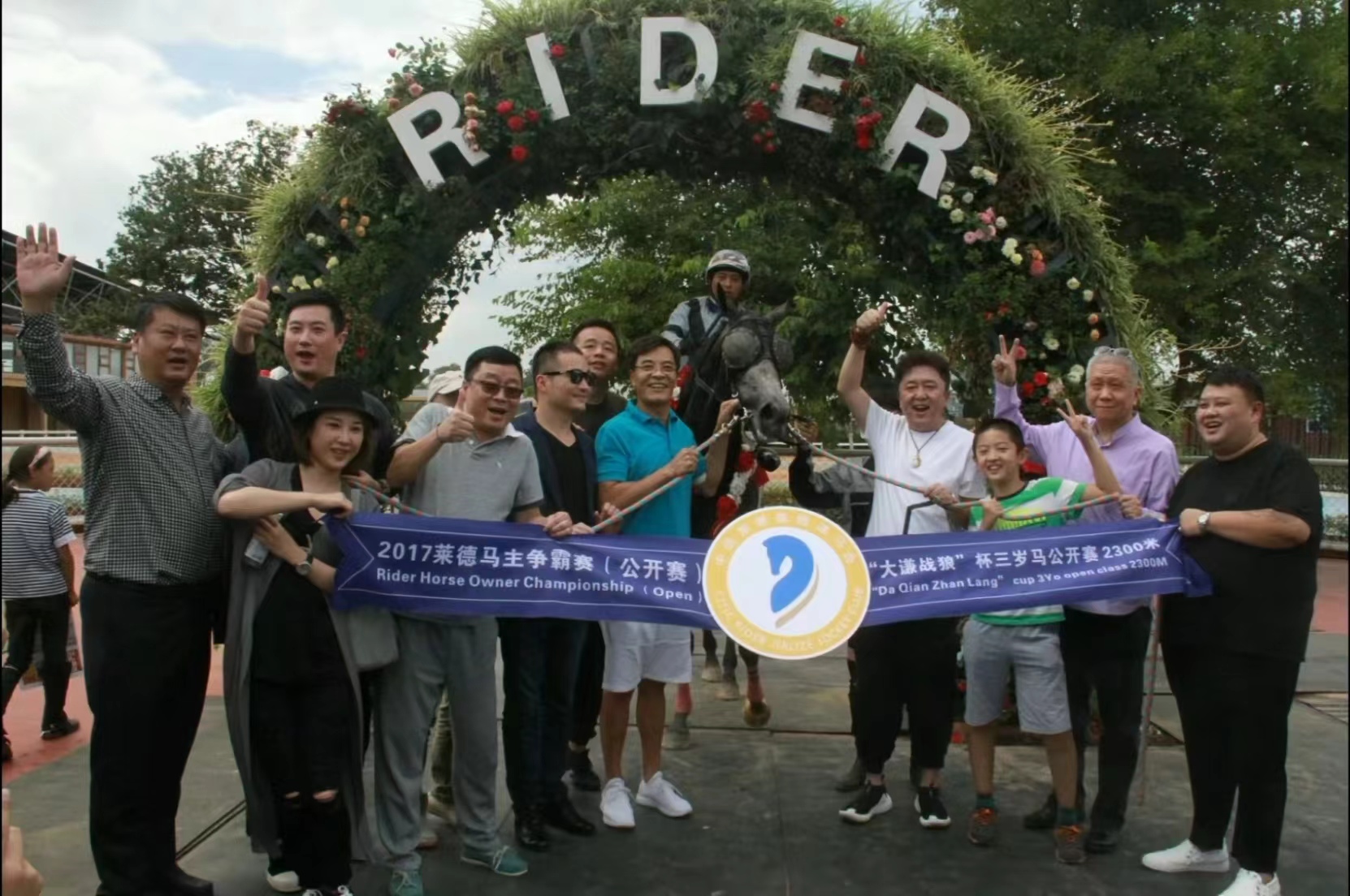 于谦和他的师傅同台谈论郭德纲,于谦假笑男孩