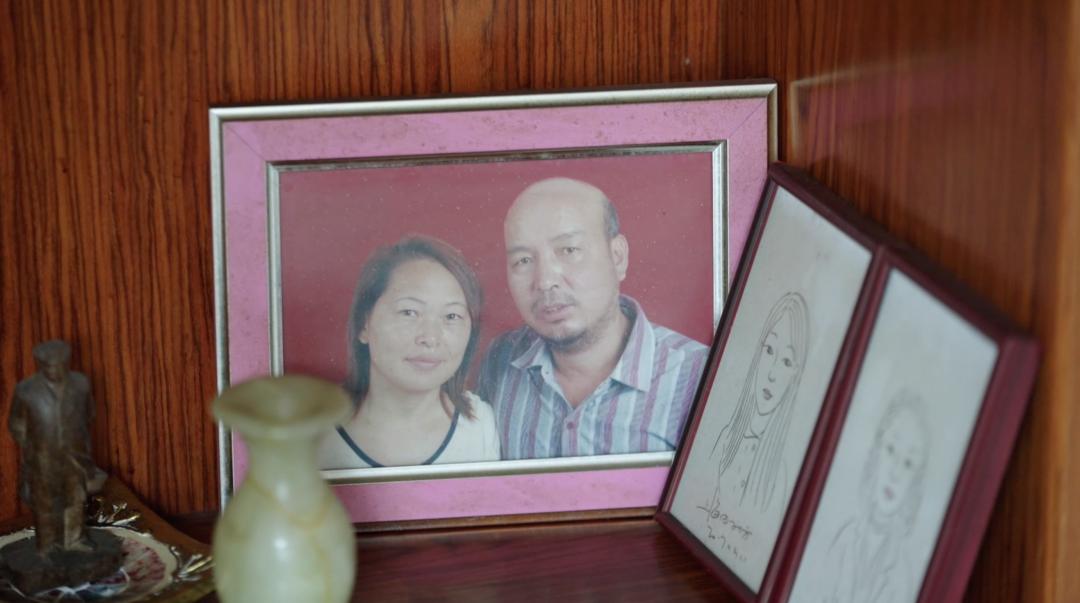 57岁北漂女工，在女厕3㎡管道间里画画：这里安放我的灵魂