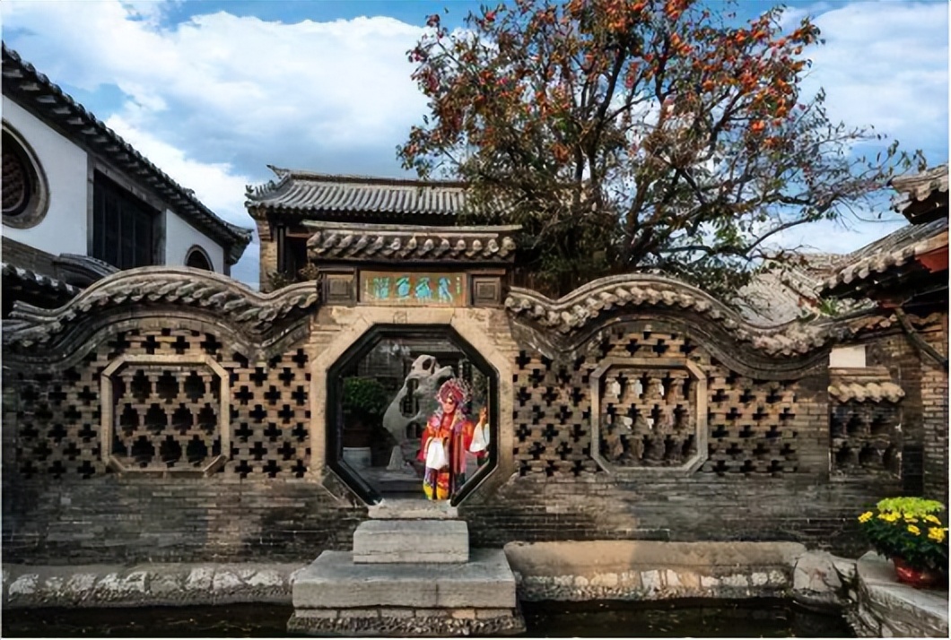 诗溢古风，畅享秋韵。秋已暮、红稀香少