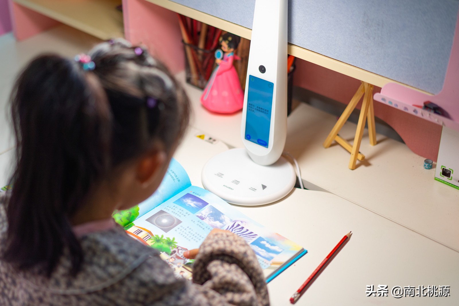 指尖查词功能,有道ai学习机和智能学习灯