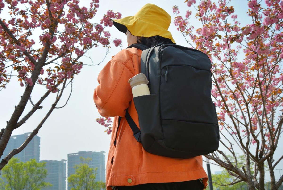 享受轻奢的都市出行，INCASECity商务通勤包让收纳变得更高效